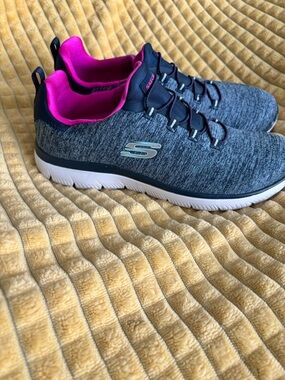 Skechers Plus-Comfort Gray Knit Slip-On Sneakers with Pink Lining. Size 9.5